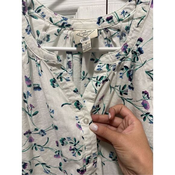 St. Johns Bay Womens Long Sleeve Blouse Slit Crew Neck Floral Button White M - Picture 4 of 7